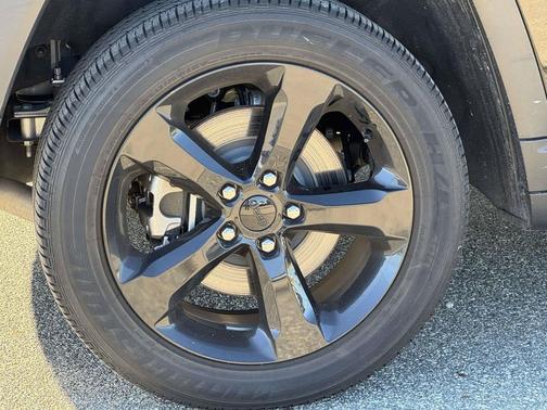 Diamond Black Crystal Pearlcoat 2023 Jeep Grand Cherokee L Altitude