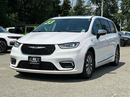 Bright White Clearcoat 2023 Chrysler Pacifica Hybrid Limited