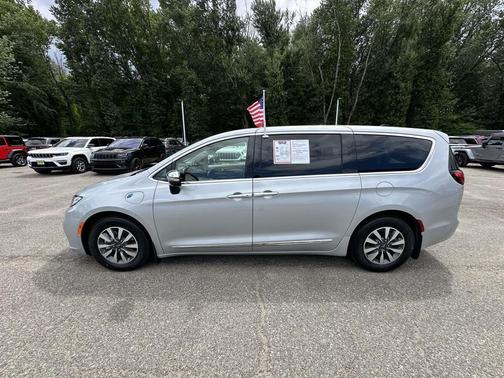Silver Mist Clearcoat 2023 Chrysler Pacifica Hybrid Limited