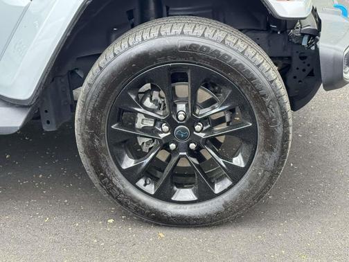 Silver Zynith Clearcoat 2024 Jeep Wrangler 4xe Sahara