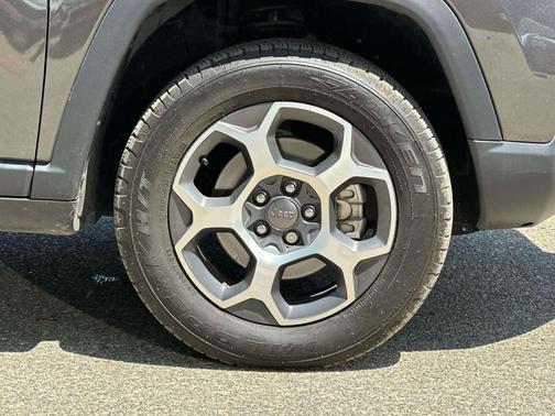 Granite Crystal Metallic Clearcoat 2022 Jeep Compass Trailhawk