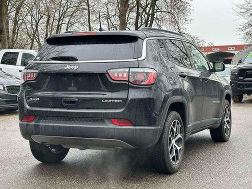 Diamond Black Crystal Pearlcoat 2024 Jeep Compass Limited