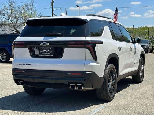 Iridescent Pearl Tricoat 2025 Chevrolet Traverse LT
