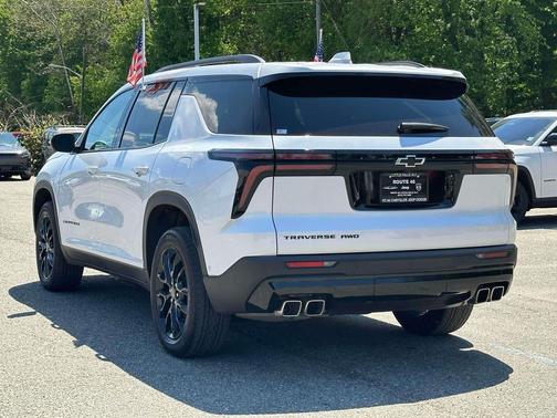 Iridescent Pearl Tricoat 2025 Chevrolet Traverse LT