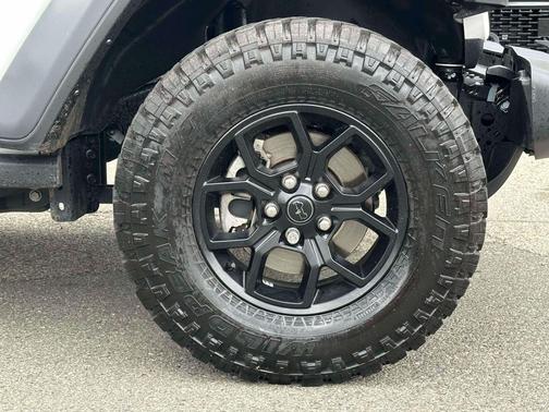 Bright White Clearcoat 2024 Jeep Wrangler Willys