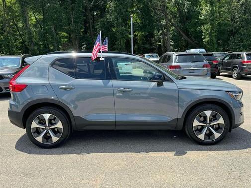 2023 Volvo XC40 B5 Plus Dark Theme
