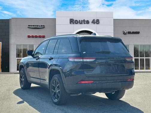 Diamond Black Crystal Pearlcoat 2025 Jeep Grand Cherokee Altitude