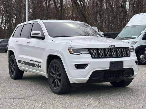 Bright White Clearcoat 2022 Jeep Grand Cherokee Laredo