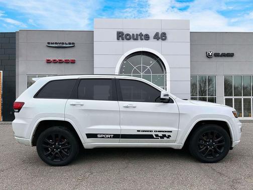 Bright White Clearcoat 2022 Jeep Grand Cherokee Laredo