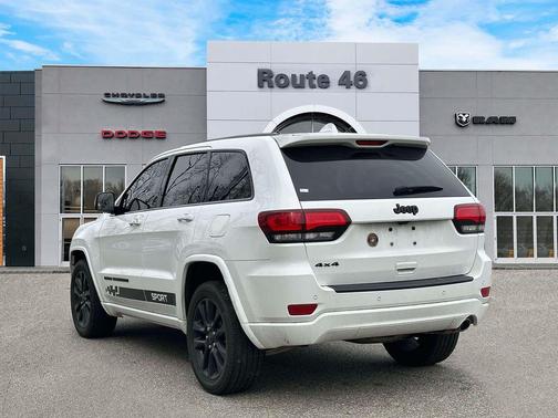 Bright White Clearcoat 2022 Jeep Grand Cherokee Laredo