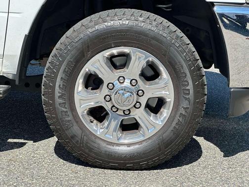 Bright White Clearcoat 2023 RAM 2500 Big Horn Crew Cab 4x4 8' Box