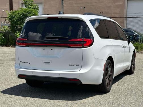 Bright White Clearcoat 2025 Chrysler Pacifica Limited