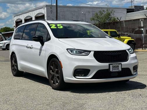 Bright White Clearcoat 2025 Chrysler Pacifica Limited