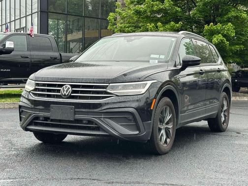 Deep Black Pearl 2023 Volkswagen Tiguan 2.0T SE 4MOTION
