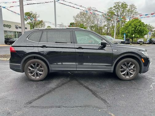 Deep Black Pearl 2023 Volkswagen Tiguan 2.0T SE 4MOTION