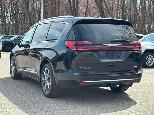 Diamond Black Crystal Pearlcoat 2025 Chrysler Pacifica L