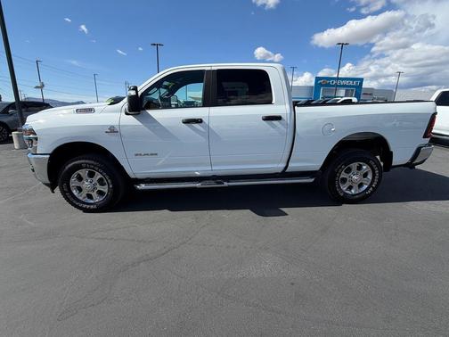 Bright White Clearcoat 2025 RAM 2500 Big Horn Crew Cab 4x4 6'4' Box