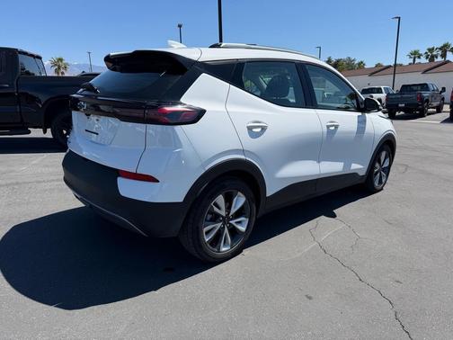 Summit White 2022 Chevrolet Bolt EUV FWD LT