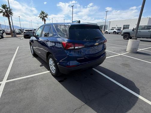 Blue Glow Metallic 2022 Chevrolet Equinox LS