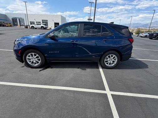 Blue Glow Metallic 2022 Chevrolet Equinox LS