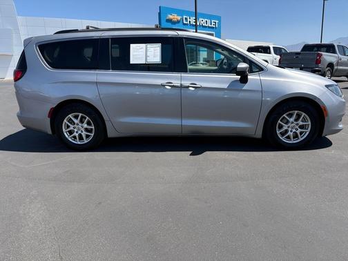 2021 Chrysler Voyager SE