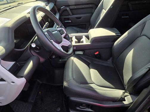 2025 Land Rover Defender 110 P300