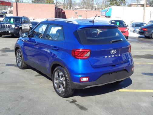 2023 Hyundai VENUE Limited IVT