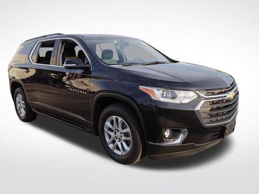 Mosaic Black Metallic 2020 Chevrolet Traverse LT Cloth
