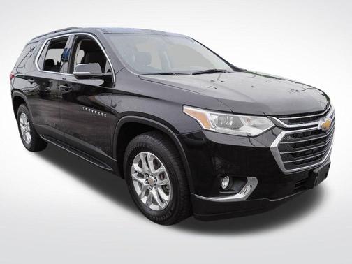 Mosaic Black Metallic 2020 Chevrolet Traverse LT Cloth