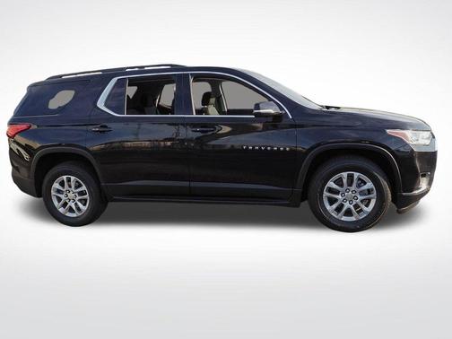 Mosaic Black Metallic 2020 Chevrolet Traverse LT Cloth