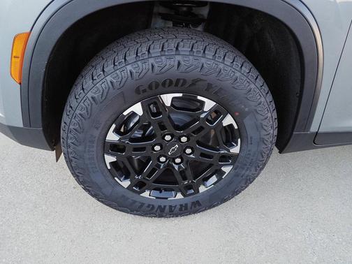 Sterling Gray Metallic 2027 Chevrolet Traverse Z71