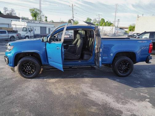 Bright Blue Metallic 2022 Chevrolet Colorado LT