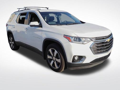 Iridescent Pearl Tricoat 2019 Chevrolet Traverse LT Leather