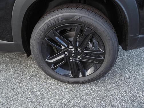 Mosaic Black Metallic 2026 Chevrolet Trax ACTIV