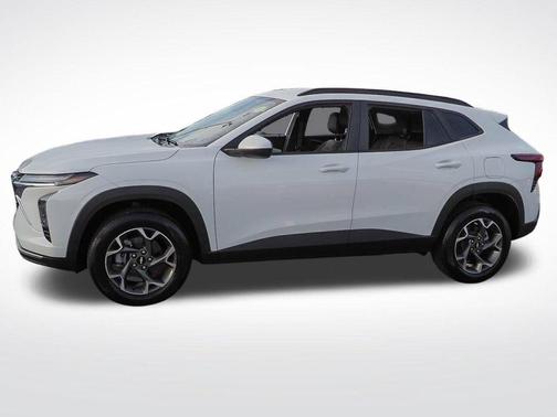 Summit White 2024 Chevrolet Trax LT