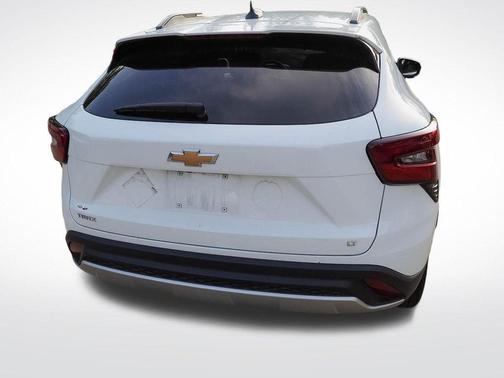 Summit White 2024 Chevrolet Trax LT