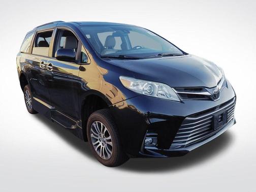Midnight Black Metallic 2019 Toyota Sienna XLE
