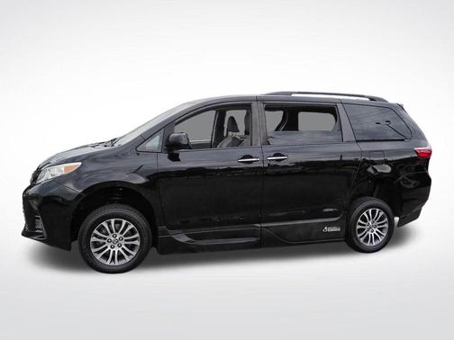 Midnight Black Metallic 2019 Toyota Sienna XLE