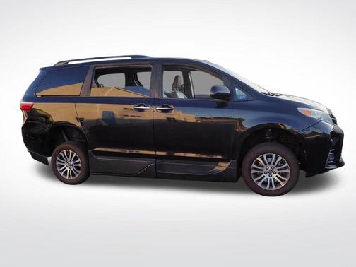 Midnight Black Metallic 2019 Toyota Sienna XLE