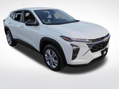 Summit White 2025 Chevrolet Trax LS