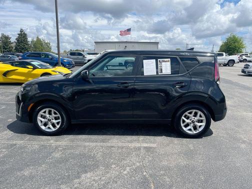 Fusion Black 2024 Kia Soul LX