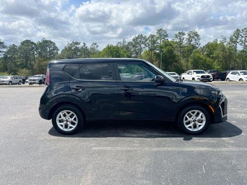 Fusion Black 2024 Kia Soul LX