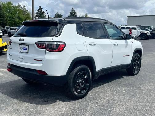 Bright White Clearcoat 2023 Jeep Compass Trailhawk