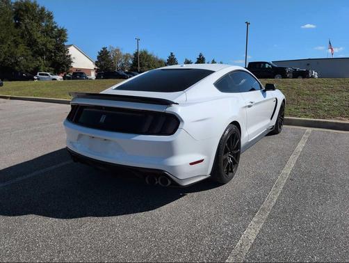 2017 Ford Shelby GT350 Base