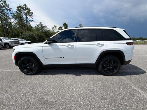 Bright White Clearcoat 2023 Jeep Grand Cherokee Altitude