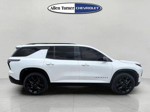 Iridescent Pearl Tricoat 2025 Chevrolet Traverse RS