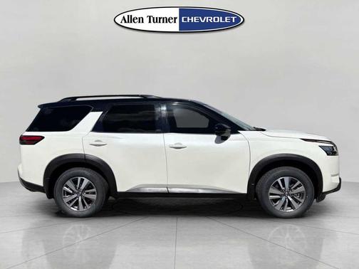 2022 Nissan Pathfinder SL 2WD