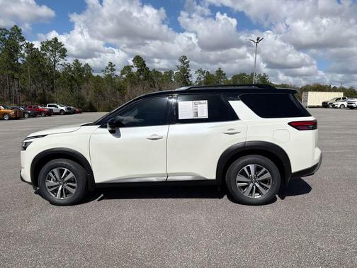 2022 Nissan Pathfinder SL 2WD