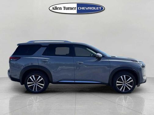 2025 Nissan Pathfinder Platinum FWD