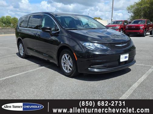 Brilliant Black Crystal Pearlcoat 2023 Chrysler Voyager LX